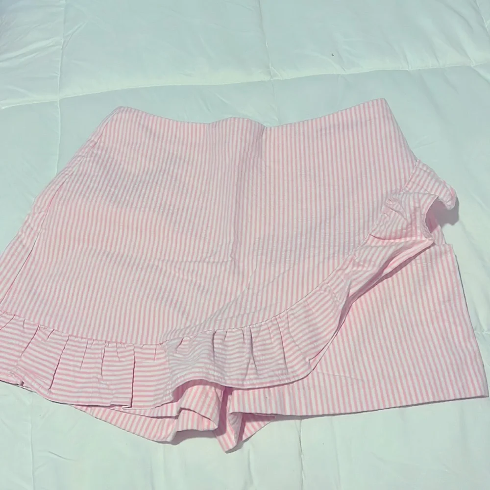 Lilly Pulitzer Faye Skort In Capri Coral Seersucker - Picture 2 of 4